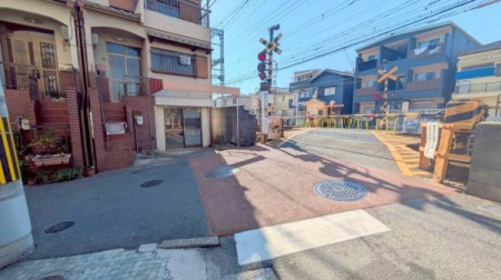 ���{�����s�ߍ]��1���ڂ̒��È�ˌ��Ă̑O�ʓ��H�܂ތ��n�ʐ^