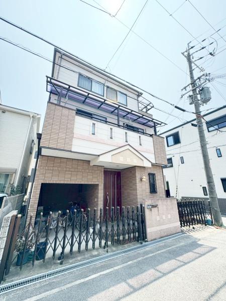 大阪府豊中市服部西町3丁目の中古一戸建ての前面道路含む現地写真