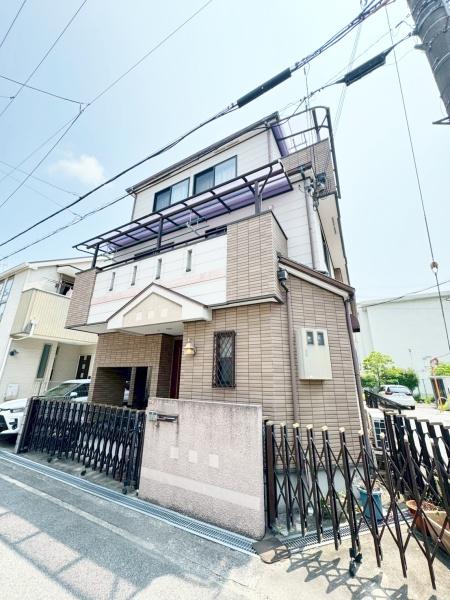 大阪府豊中市服部西町3丁目の中古一戸建ての前面道路含む現地写真