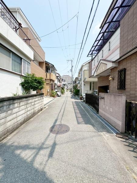 大阪府豊中市服部西町3丁目の中古一戸建ての前面道路含む現地写真