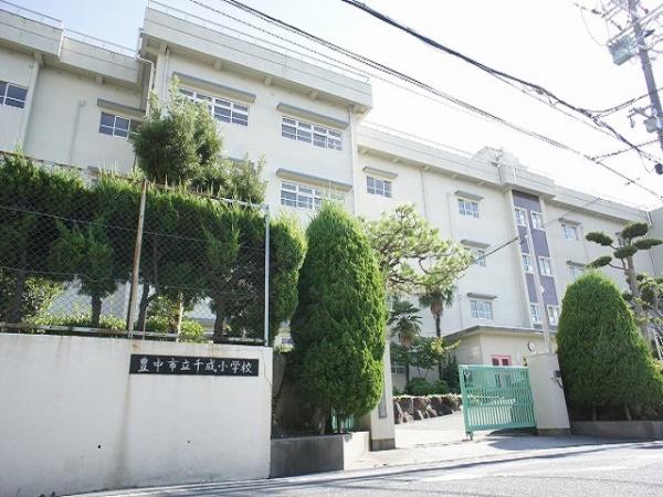 大阪府豊中市三和町2丁目の中古マンションの周辺環境