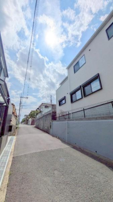 ���{���Ύs��������5���ڂ̒��È�ˌ��Ă̑O�ʓ��H�܂ތ��n�ʐ^