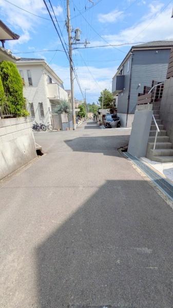 ���{���Ύs��������5���ڂ̒��È�ˌ��Ă̑O�ʓ��H�܂ތ��n�ʐ^