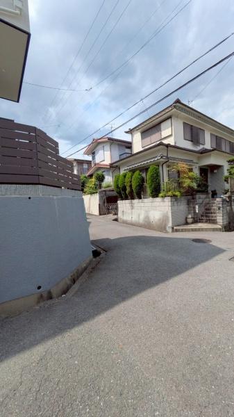 ���{���Ύs��������5���ڂ̒��È�ˌ��Ă̑O�ʓ��H�܂ތ��n�ʐ^