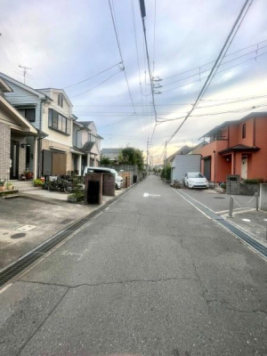 ���{�����s����1���ڂ̒��È�ˌ��Ă̑O�ʓ��H�܂ތ��n�ʐ^