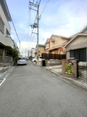 ���{�����s����1���ڂ̒��È�ˌ��Ă̑O�ʓ��H�܂ތ��n�ʐ^