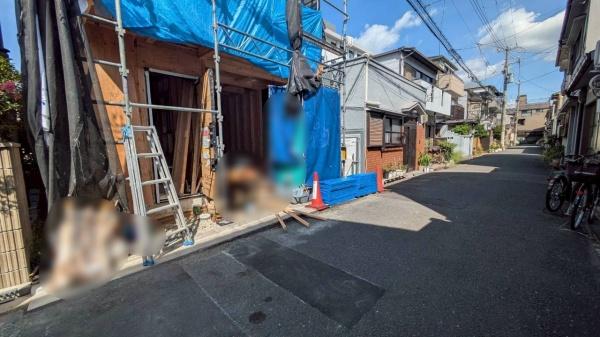 ���{�����s����]3���ڂ̐V�z��ˌ��Ă̑O�ʓ��H�܂ތ��n�ʐ^