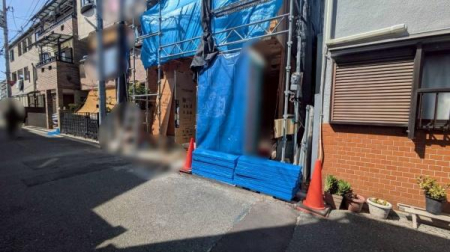 ���{�����s����]3���ڂ̐V�z��ˌ��Ă̑O�ʓ��H�܂ތ��n�ʐ^