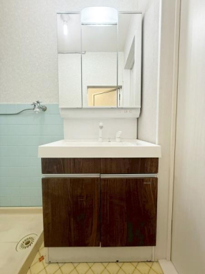 {OS{l3ڂ̒ÈˌĂ̐ʑEʏ