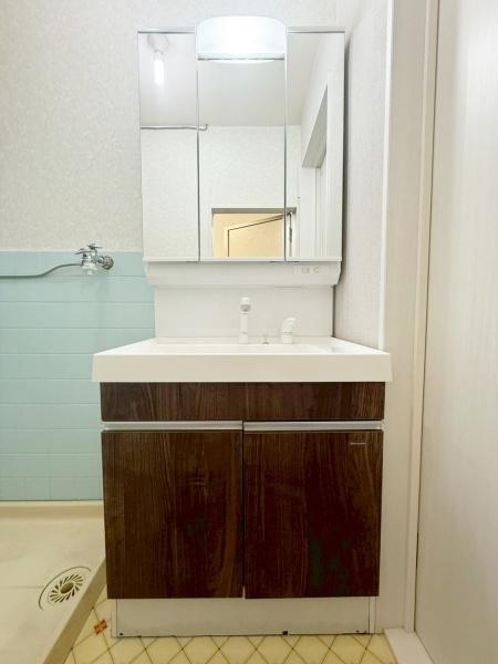 {OS{l3ڂ̒ÈˌĂ̐ʑEʏ