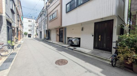 ���{�����s����1���ڂ̒��È�ˌ��Ă̑O�ʓ��H�܂ތ��n�ʐ^