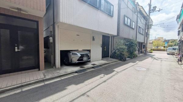 ���{�����s����1���ڂ̒��È�ˌ��Ă̑O�ʓ��H�܂ތ��n�ʐ^