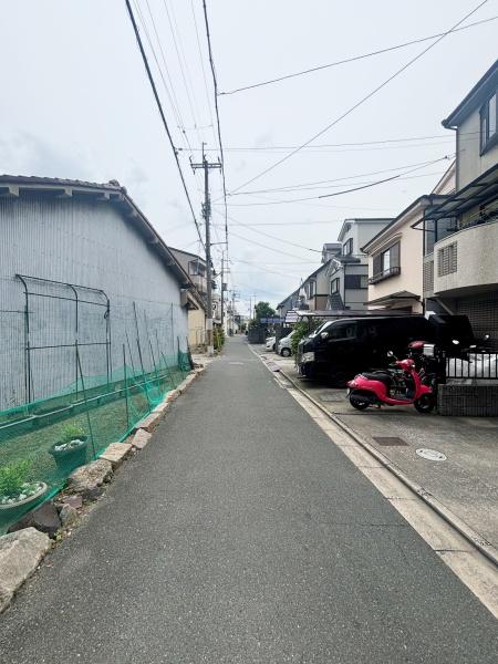 ���{�����s��c�{��2���ڂ̒��È�ˌ��Ă̑O�ʓ��H�܂ތ��n�ʐ^