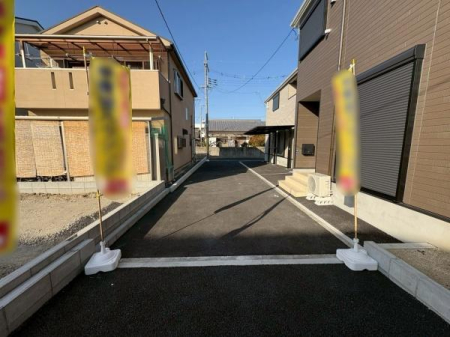 ���{�����s�r����2���ڂ̐V�z��ˌ��Ă̑O�ʓ��H�܂ތ��n�ʐ^