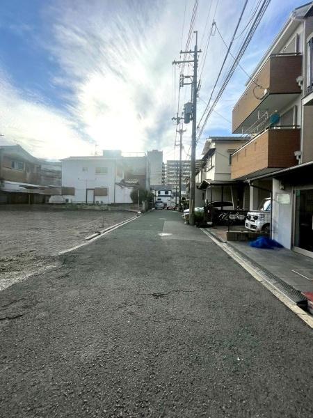 ���{���s����撷�g�Z��3���ڂ̐V�z��ˌ��Ă̑O�ʓ��H�܂ތ��n�ʐ^