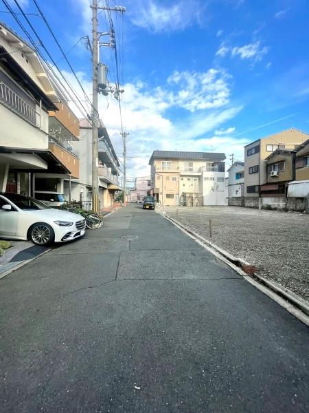 ���{���s����撷�g�Z��3���ڂ̐V�z��ˌ��Ă̑O�ʓ��H�܂ތ��n�ʐ^