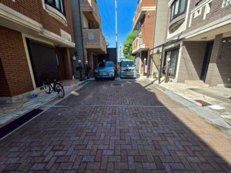 ���{���s�����F��3���ڂ̒��È�ˌ��Ă̑O�ʓ��H�܂ތ��n�ʐ^