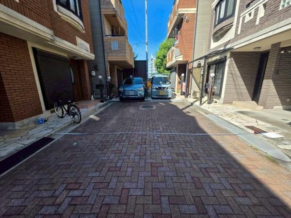 ���{���s�����F��3���ڂ̒��È�ˌ��Ă̑O�ʓ��H�܂ތ��n�ʐ^