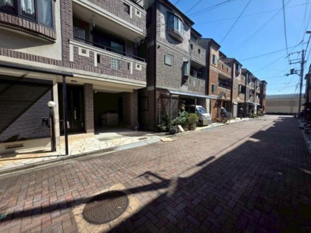 ���{���s�����F��3���ڂ̒��È�ˌ��Ă̑O�ʓ��H�܂ތ��n�ʐ^