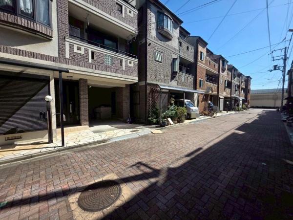 ���{���s�����F��3���ڂ̒��È�ˌ��Ă̑O�ʓ��H�܂ތ��n�ʐ^