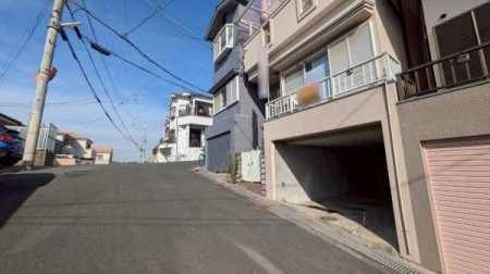 ���{�����s�Z������1���ڂ̒��È�ˌ��Ă̑O�ʓ��H�܂ތ��n�ʐ^