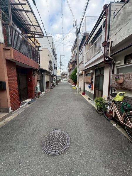 ���{���s����揟�R�k4���ڂ̒��È�ˌ��Ă̑O�ʓ��H�܂ތ��n�ʐ^