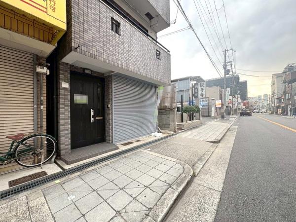 ���{���s����操�J5���ڂ̒��È�ˌ��Ă̑O�ʓ��H�܂ތ��n�ʐ^