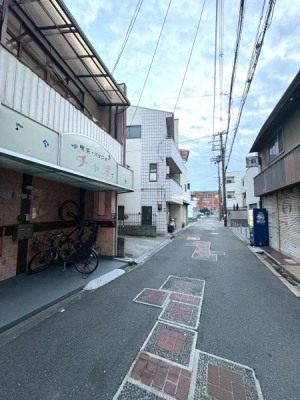 ���{���s����������2���ڂ̒��È�ˌ��Ă̑O�ʓ��H�܂ތ��n�ʐ^