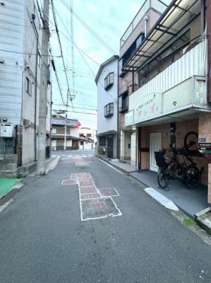 ���{���s����������2���ڂ̒��È�ˌ��Ă̑O�ʓ��H�܂ތ��n�ʐ^