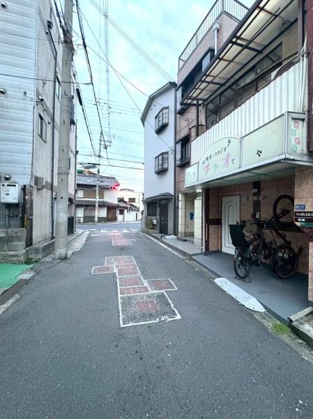 ���{���s����������2���ڂ̒��È�ˌ��Ă̑O�ʓ��H�܂ތ��n�ʐ^