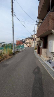 ���{�����s���ΐؒ�6���ڂ̒��È�ˌ��Ă̑O�ʓ��H�܂ތ��n�ʐ^