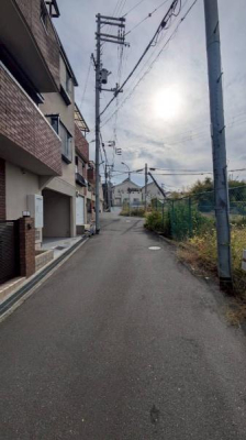 ���{�����s���ΐؒ�6���ڂ̒��È�ˌ��Ă̑O�ʓ��H�܂ތ��n�ʐ^