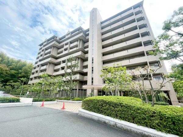 大阪府豊中市東泉丘4丁目の中古マンションの現地外観写真