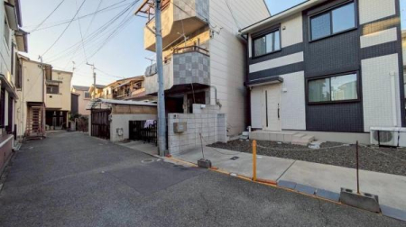 ���{�����s�H����4���ڂ̒��È�ˌ��Ă̑O�ʓ��H�܂ތ��n�ʐ^