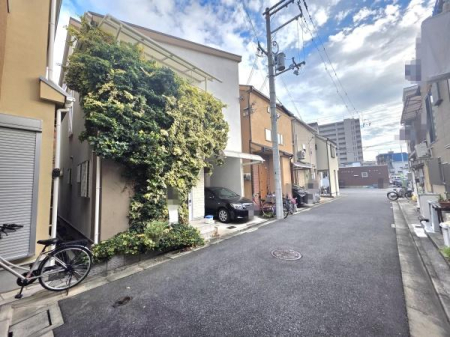 ���{��^�s�h���̒��È�ˌ��Ă̑O�ʓ��H�܂ތ��n�ʐ^