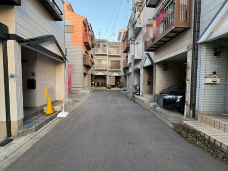 ���{����s�쎛������1���ڂ̒��È�ˌ��Ă̑O�ʓ��H�܂ތ��n�ʐ^