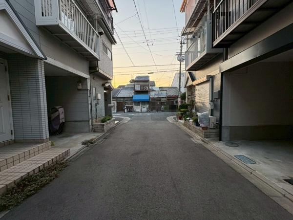 ���{����s�쎛������1���ڂ̒��È�ˌ��Ă̑O�ʓ��H�܂ތ��n�ʐ^