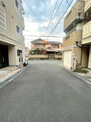 ���{���s�����Z�j��5���ڂ̒��È�ˌ��Ă̑O�ʓ��H�܂ތ��n�ʐ^