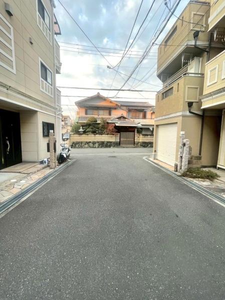 ���{���s�����Z�j��5���ڂ̒��È�ˌ��Ă̑O�ʓ��H�܂ތ��n�ʐ^