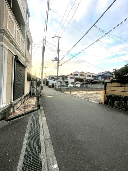 ���{���s�����Z�j��5���ڂ̒��È�ˌ��Ă̑O�ʓ��H�܂ތ��n�ʐ^