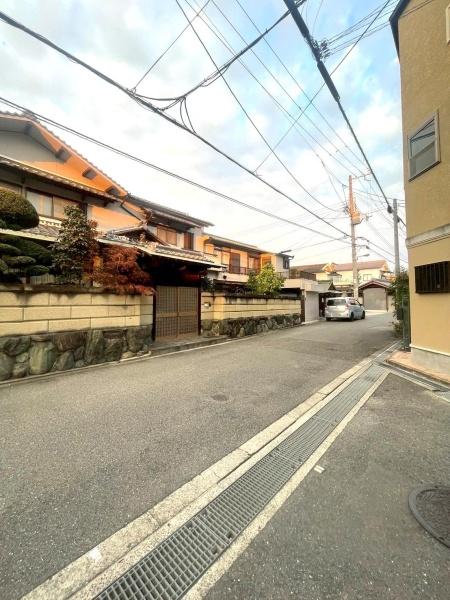 ���{���s�����Z�j��5���ڂ̒��È�ˌ��Ă̑O�ʓ��H�܂ތ��n�ʐ^