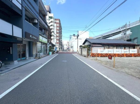 ���{���s����敽�쐼5���ڂ̓y�n�̑O�ʓ��H�܂ތ��n�ʐ^