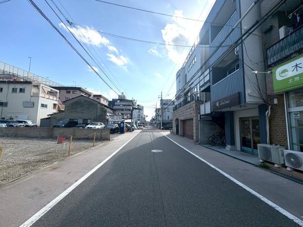 ���{���s����敽�쐼5���ڂ̓y�n�̑O�ʓ��H�܂ތ��n�ʐ^