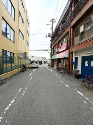 ���{���s�����F��5���ڂ̒��È�ˌ��Ă̑O�ʓ��H�܂ތ��n�ʐ^