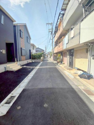 ���{�����s����2���ڂ̐V�z��ˌ��Ă̑O�ʓ��H�܂ތ��n�ʐ^