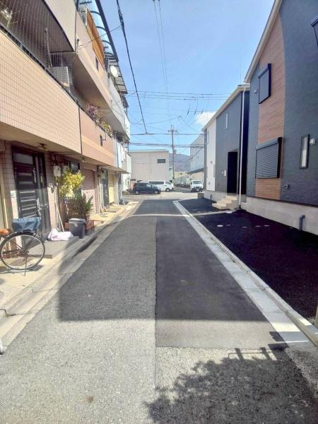 ���{�����s����2���ڂ̐V�z��ˌ��Ă̑O�ʓ��H�܂ތ��n�ʐ^