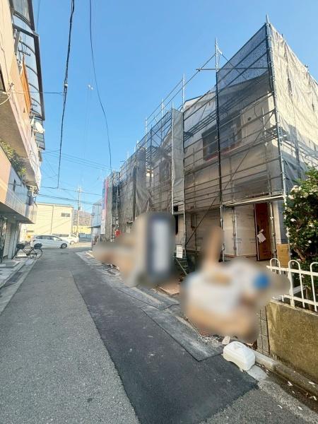 ���{�����s����2���ڂ̐V�z��ˌ��Ă̑O�ʓ��H�܂ތ��n�ʐ^