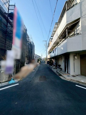 ���{�����s����2���ڂ̐V�z��ˌ��Ă̑O�ʓ��H�܂ތ��n�ʐ^