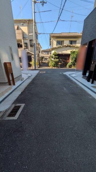 ���{�����s�i�a3���ڂ̐V�z��ˌ��Ă̑O�ʓ��H�܂ތ��n�ʐ^