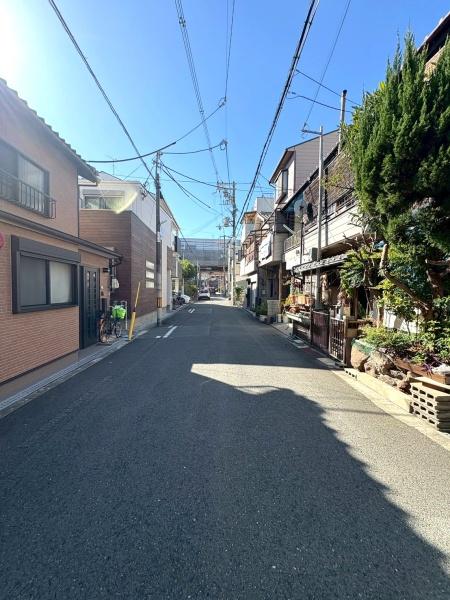 大阪府大阪市東住吉区田辺6丁目の中古テラスハウスの前面道路含む現地写真